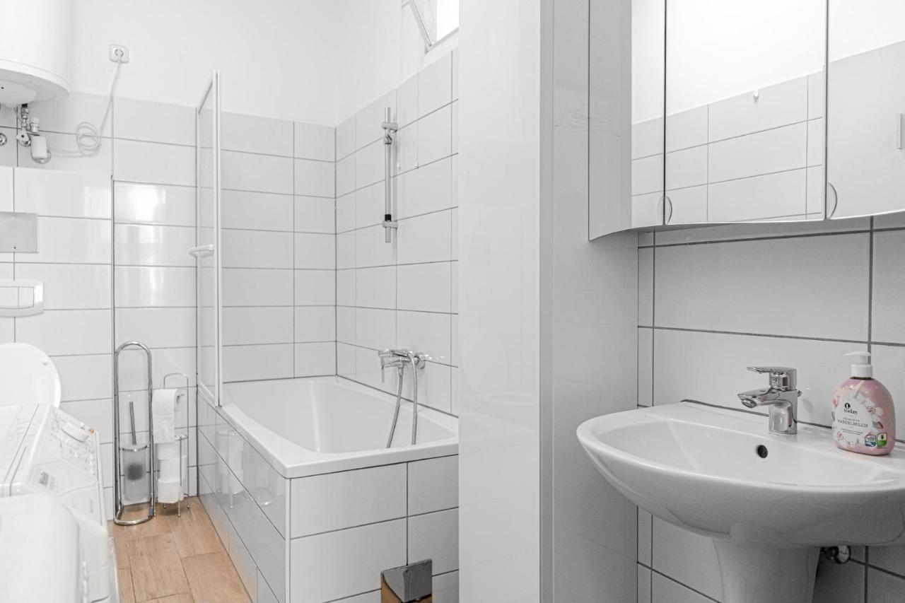 Delightful 2Br Shared Apartment - Ideal For Longstays Wien Eksteriør bilde
